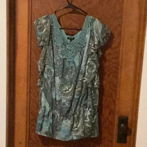 Woman’s blouse - Picture 1 of 2